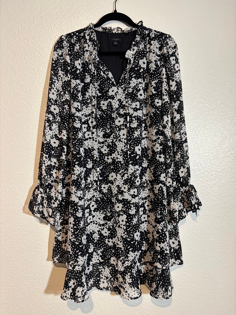 Ann Taylor Size M Chiffon Layered Shift Dress Black & White Abstract Floral